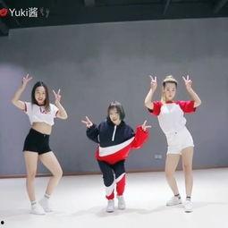 吃瓜娱乐手势舞,跟随吃瓜娱乐手势舞，一起摇摆快乐时光